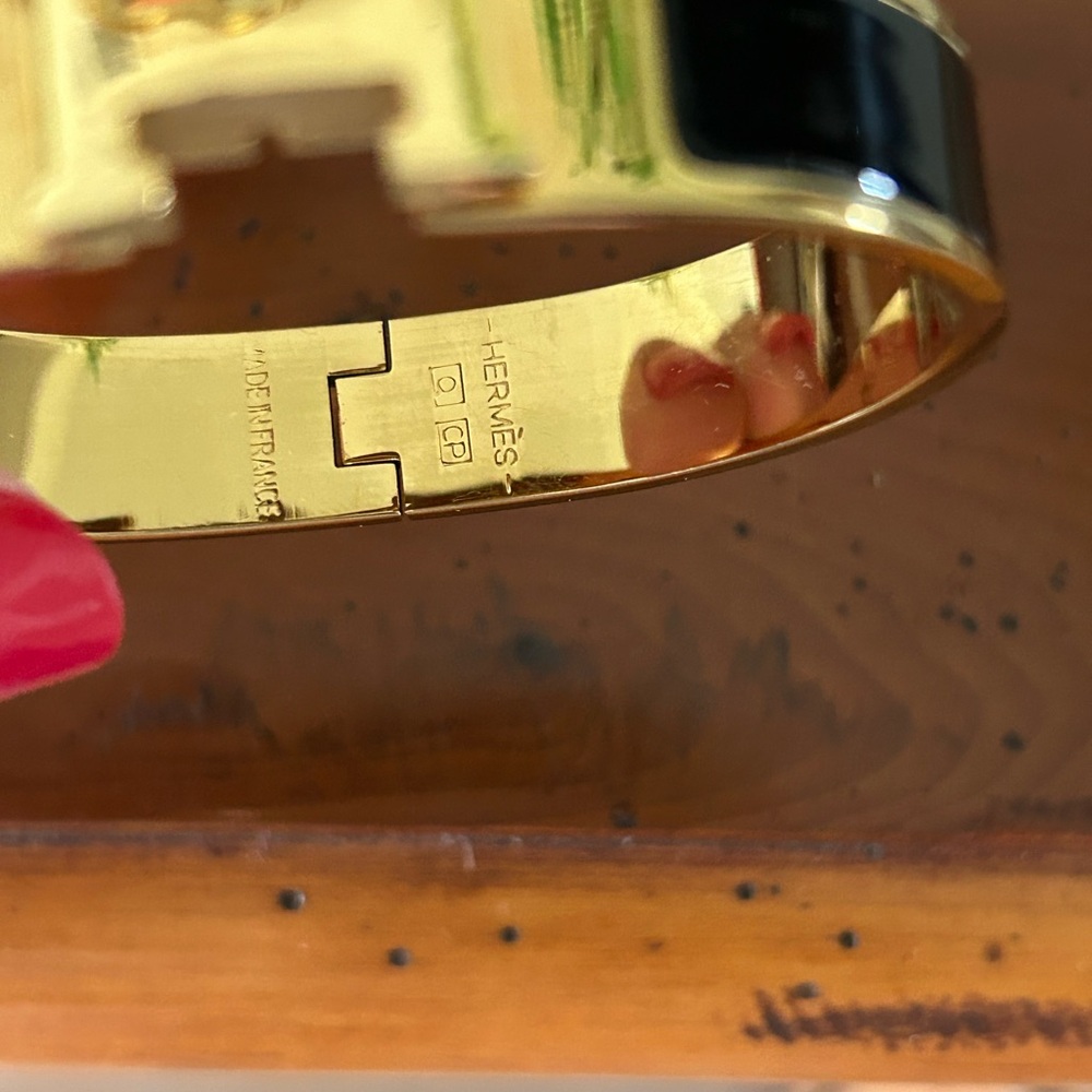 Hermès Clic H Enamel gold Bracelet in Black - Picture 5 of 5